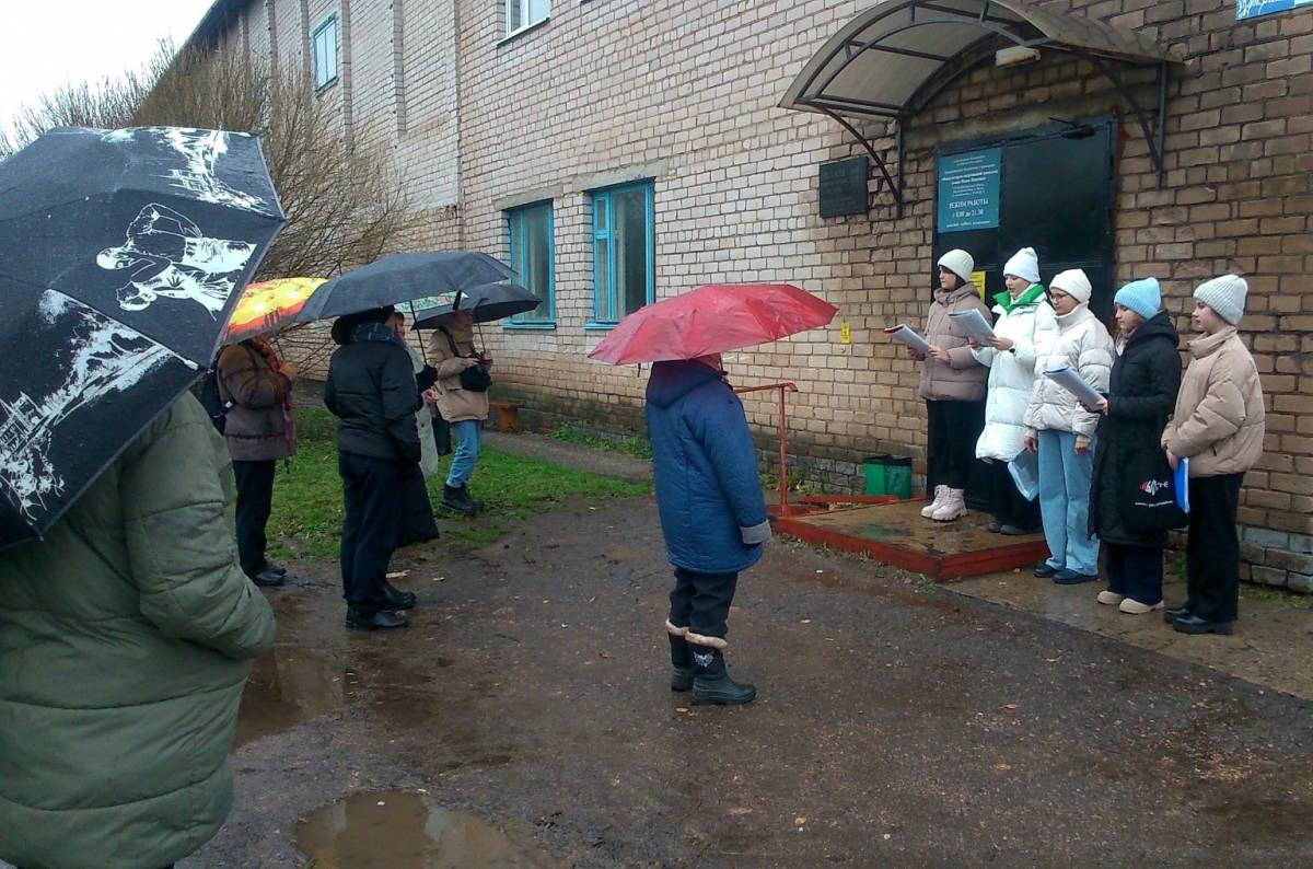 Экскурсию по посёлку Волот подготовили юные экскурсоводы музея «Память» средней школы