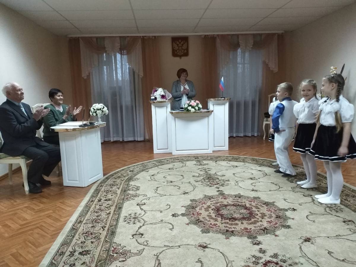 Бриллиантовая свадьба - 60 лет рука об руку.