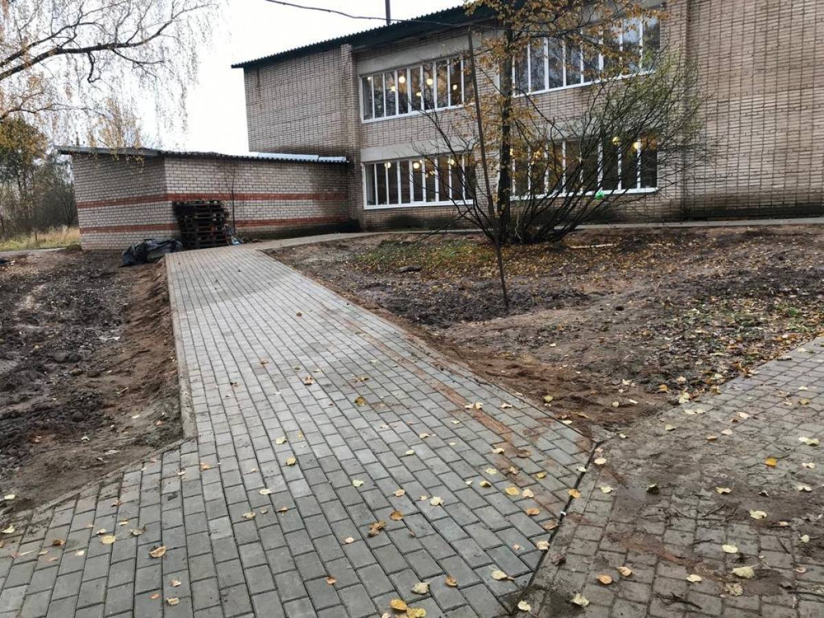 В Марёве идёт благоустройство сквера у районной библиотеки