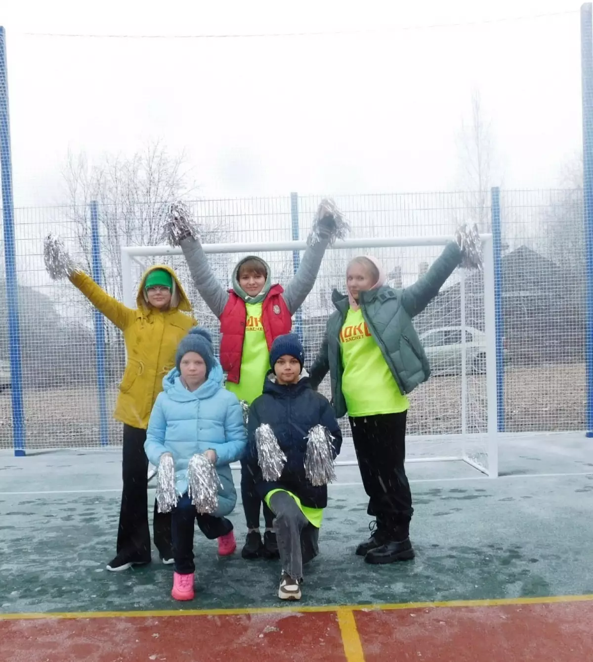 Группа девушек-чирлидеров, участвовавших в торжественном открытии спортивной площадки.