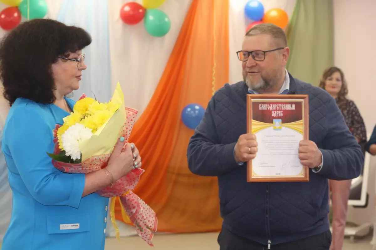 Поздравления от главы района Андрея Устинова принимает заведующая детским садом Наталья Ерофеева
