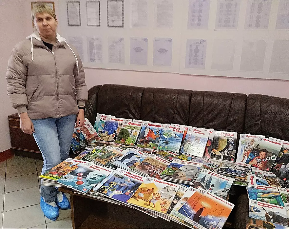 Семья из Мошенского передала в дар больным детям книги, которые собирали два поколения