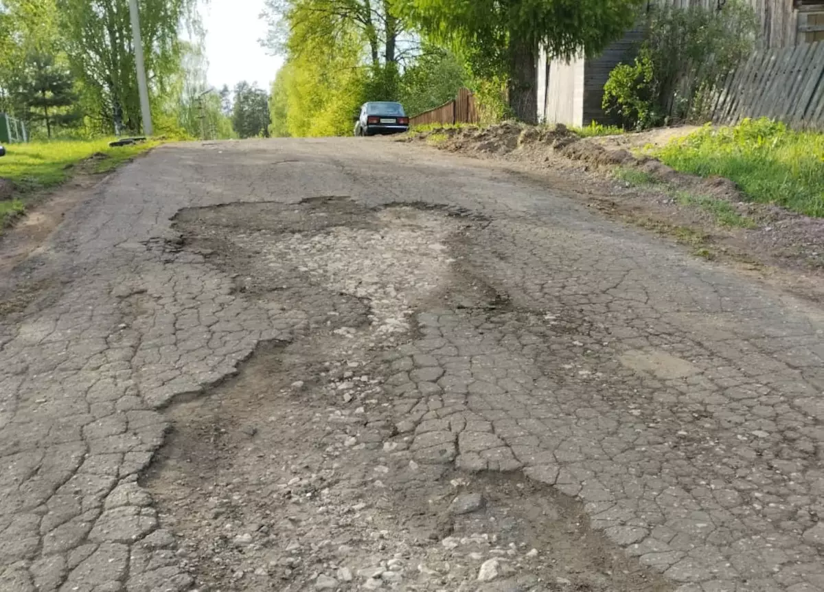Администрация Окуловского района планирует составить смету по ремонту дороги в деревне Шуркино