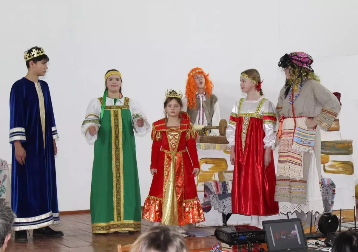 Юные артисты  театрального кружка «Смайлики»  гастролируют по деревням Мошенского округа