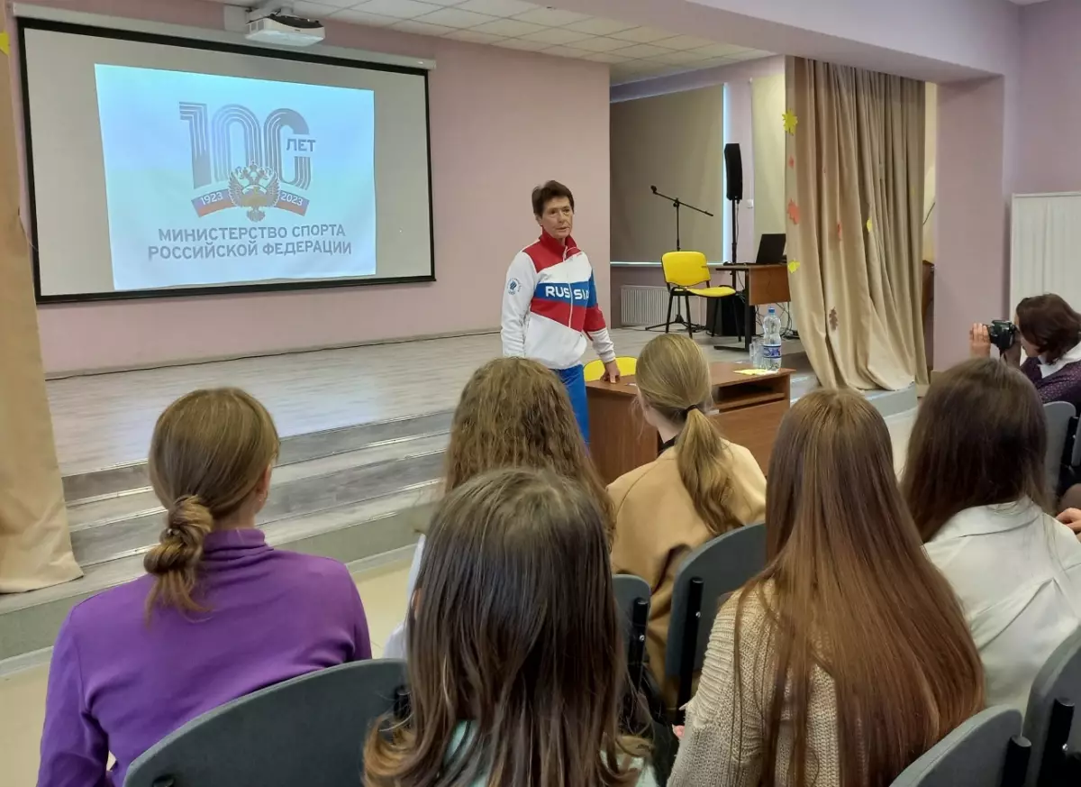 Волотовские старшеклассники познакомились с Олимпийской чемпионкой по гребле на байдарках Ниной Трофимовой