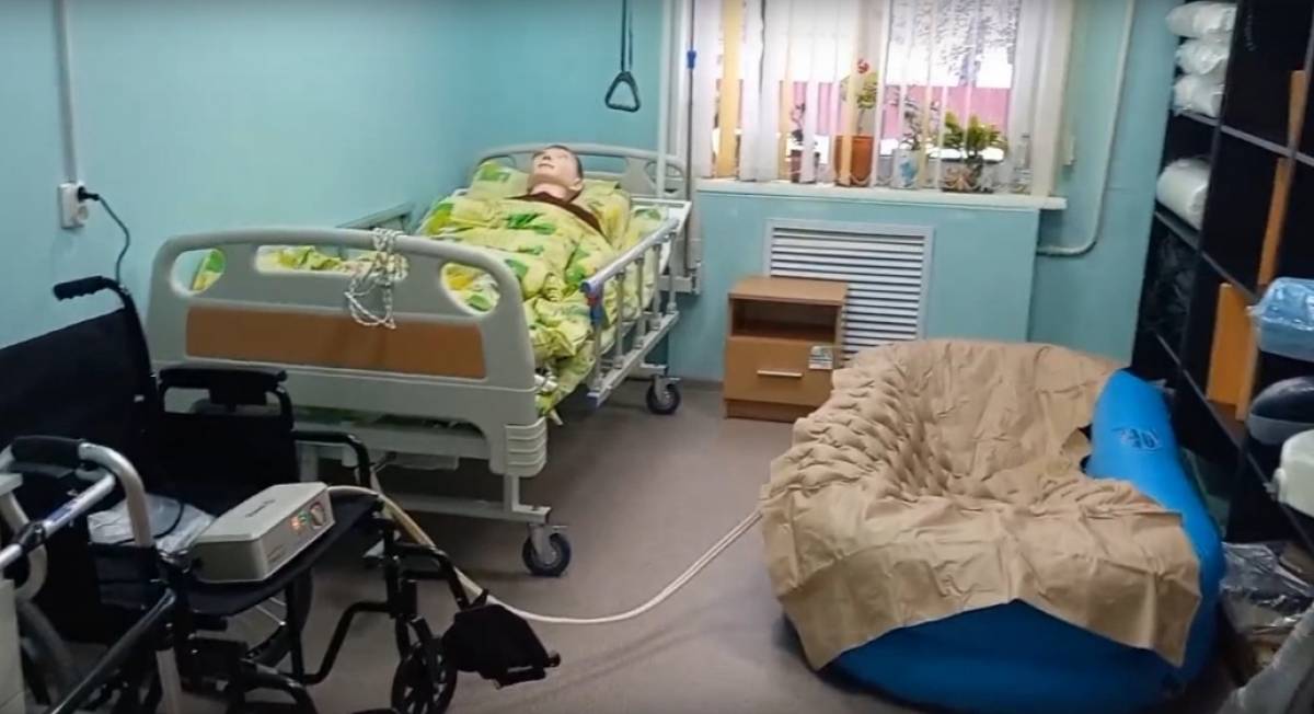 В школе по уходу за пожилыми людьми и гражданами с ограниченными возможностями здоровья.
