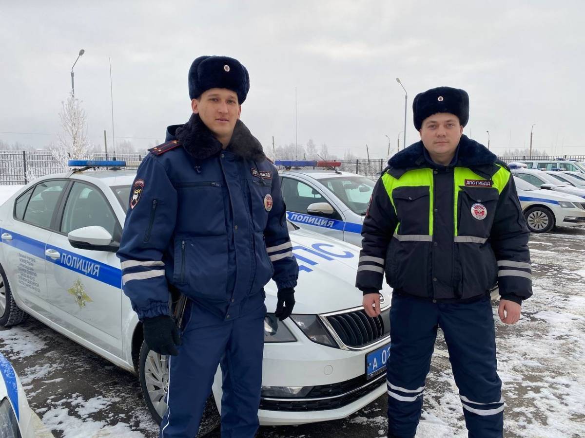 В деревне Трубичино Новгородского района инспекторы ДПС помогли оперативно доставить в больницу 11-месячного ребенка
