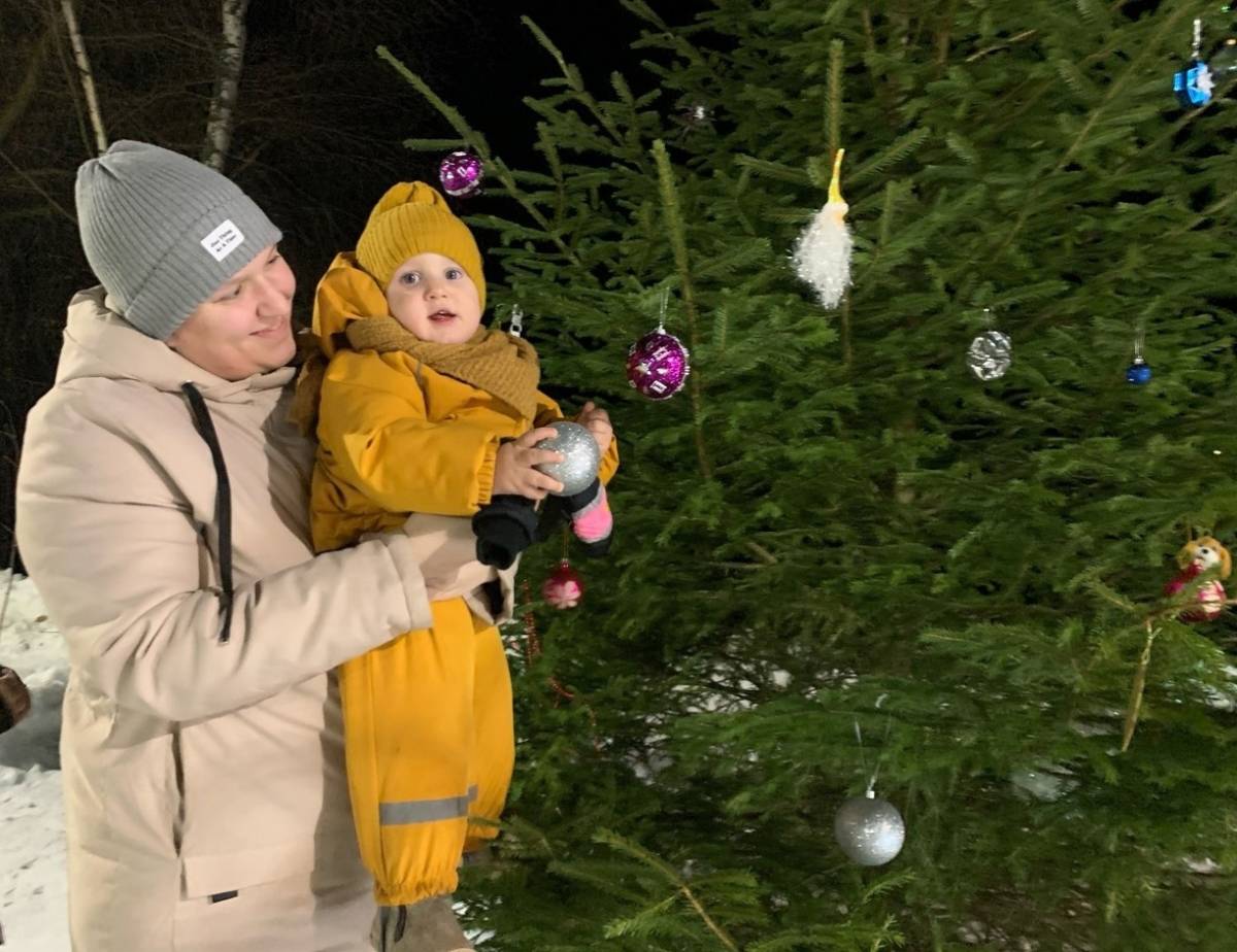 В Сольцах жители украшают город к Новому году