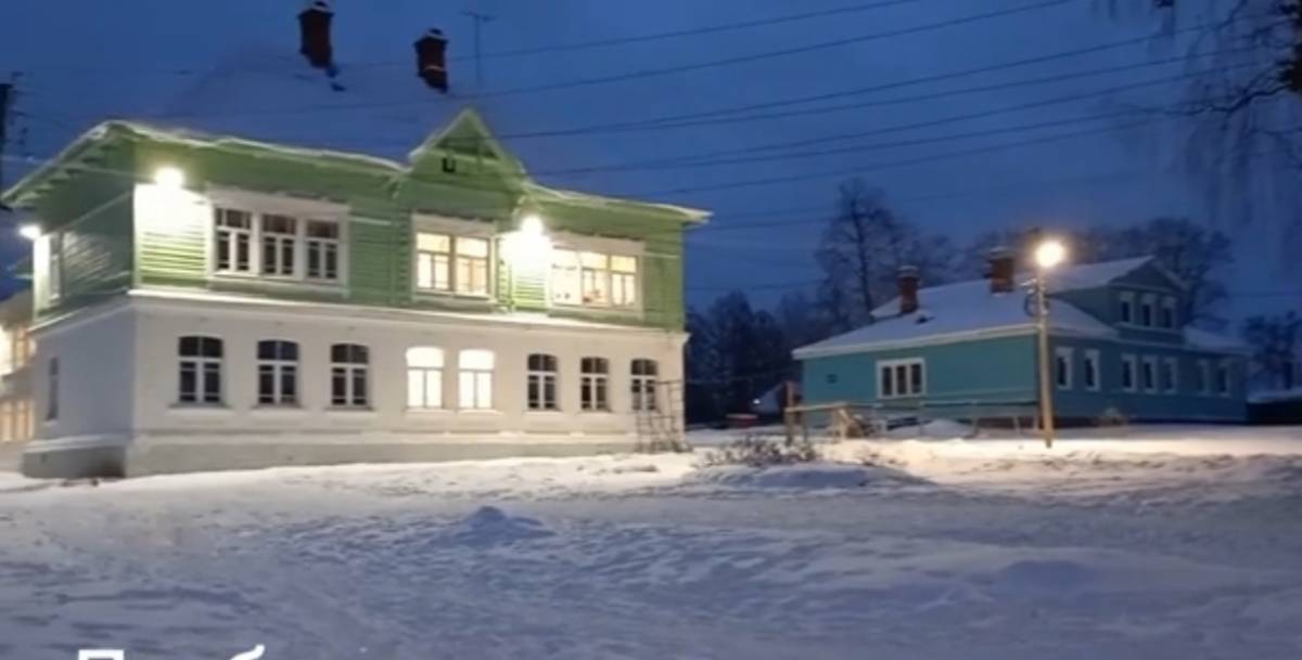 Библиотека и зданий средней школ в Любытине оборудовали эффектной подсветкой