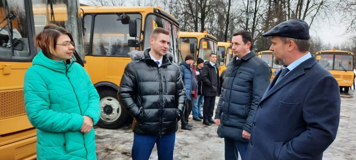 Школа в деревне Борки Новгородского района получила новый автобус