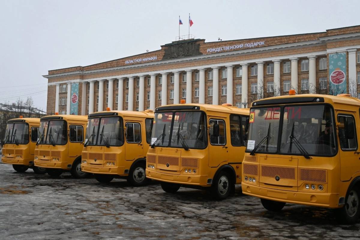 Любытинский район получил два новых школьных автобуса