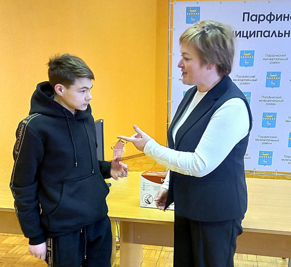 Ключи от долгожданной квартиры получил житель поселка Пола, оставшийся без попечения родителей