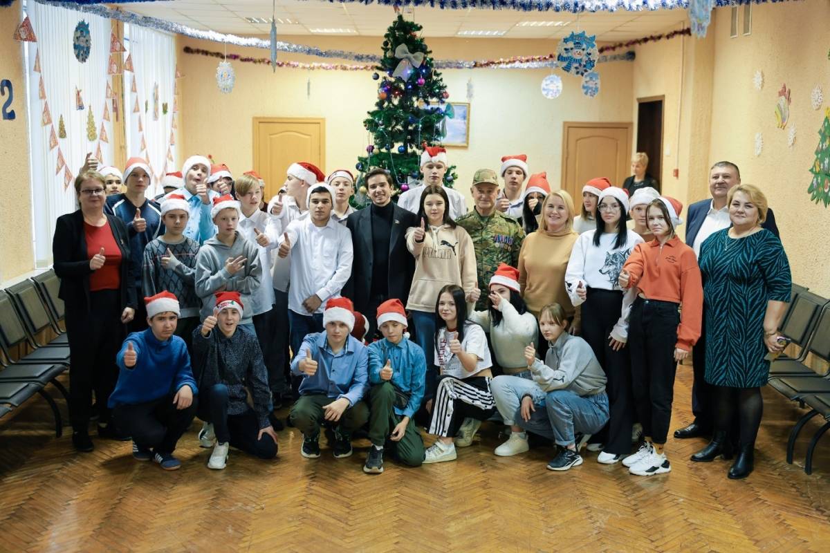 Депутаты областной Думы поздравили с Новым годом воспитанников детских домов