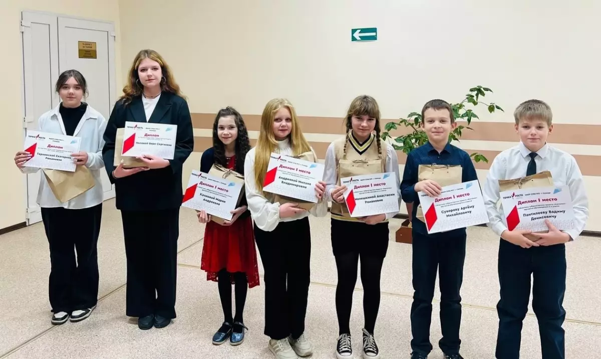 Команду  блогеров-победителей наградили на торжественной школьной линейке