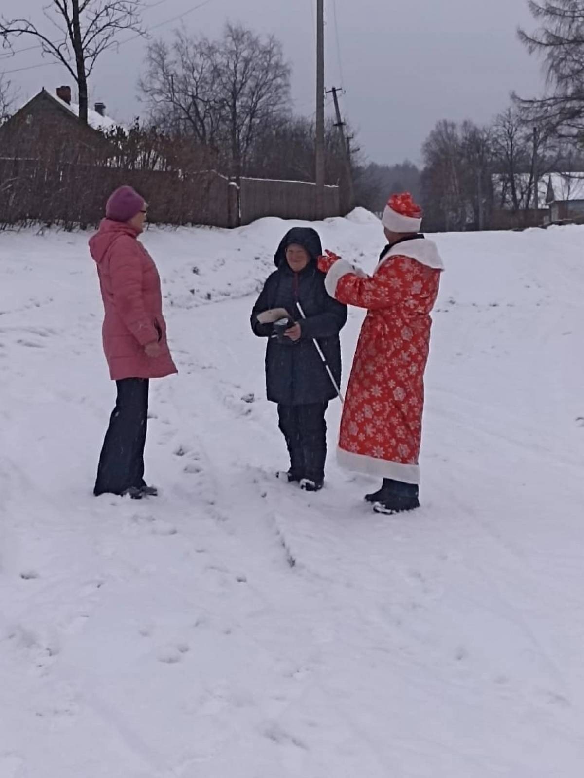 Председатель ТОС и староста любытинской деревни поработали Дедами Морозами