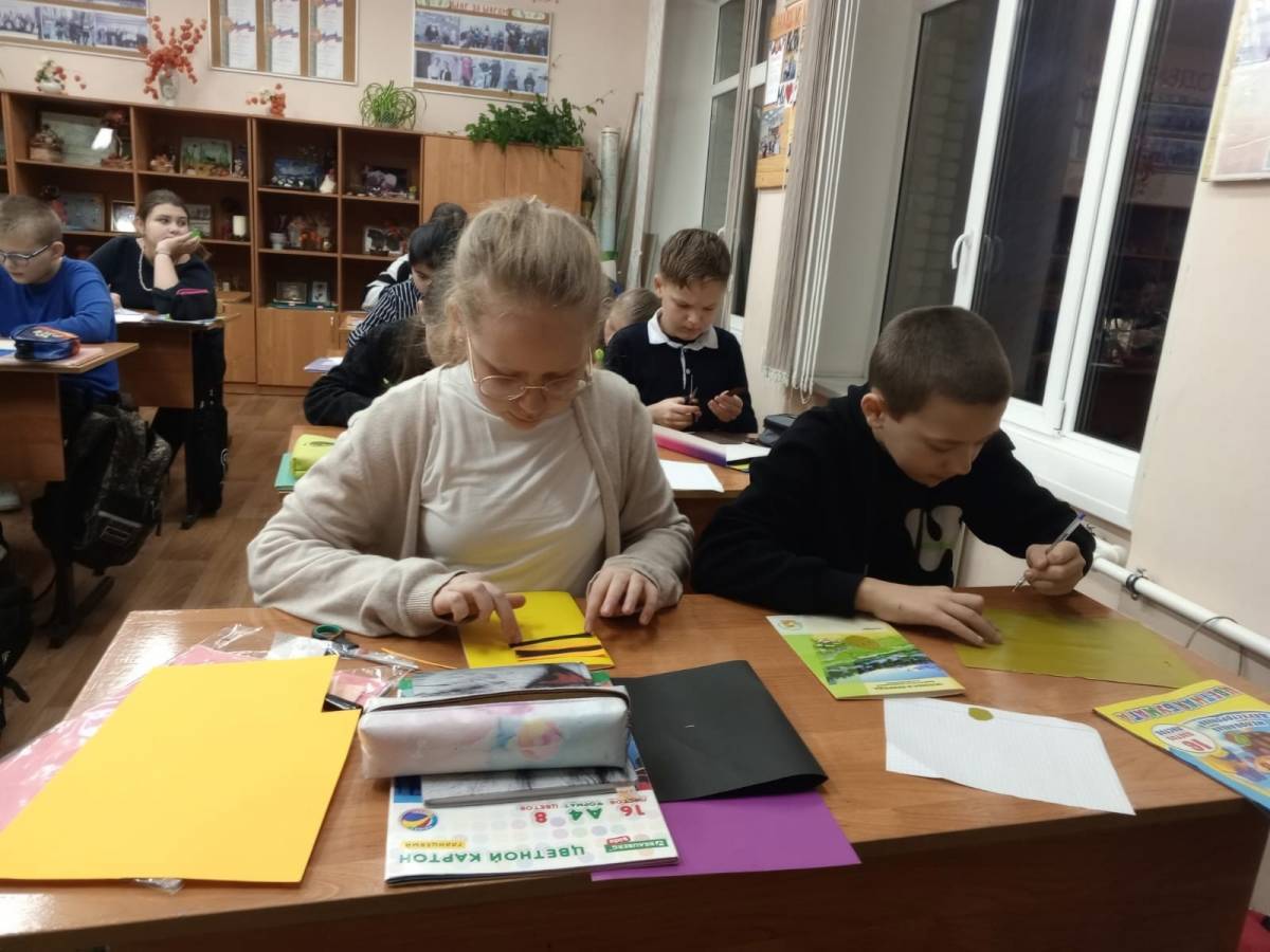 Школьники из Чудова собрали посылку для участников СВО