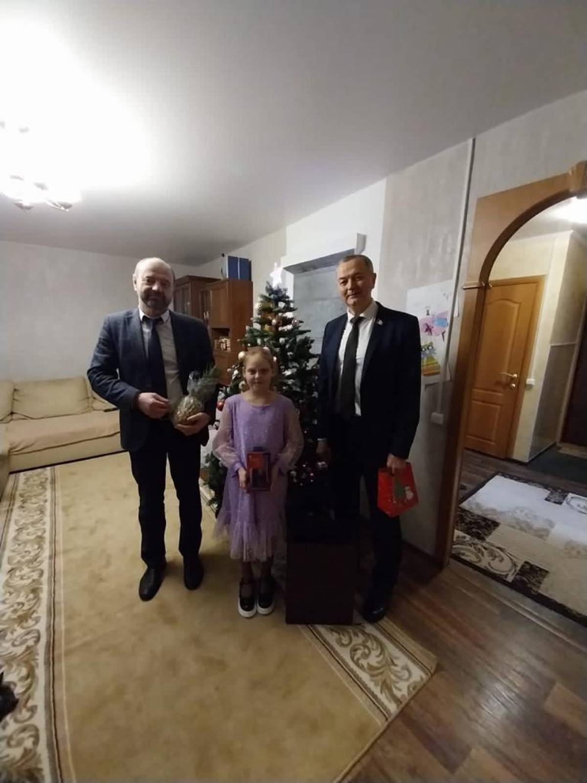 Депутат Новгородской областной Думы Анатолий Кудрицкий исполнил новогоднее желание  11-летней Марии из Марёва