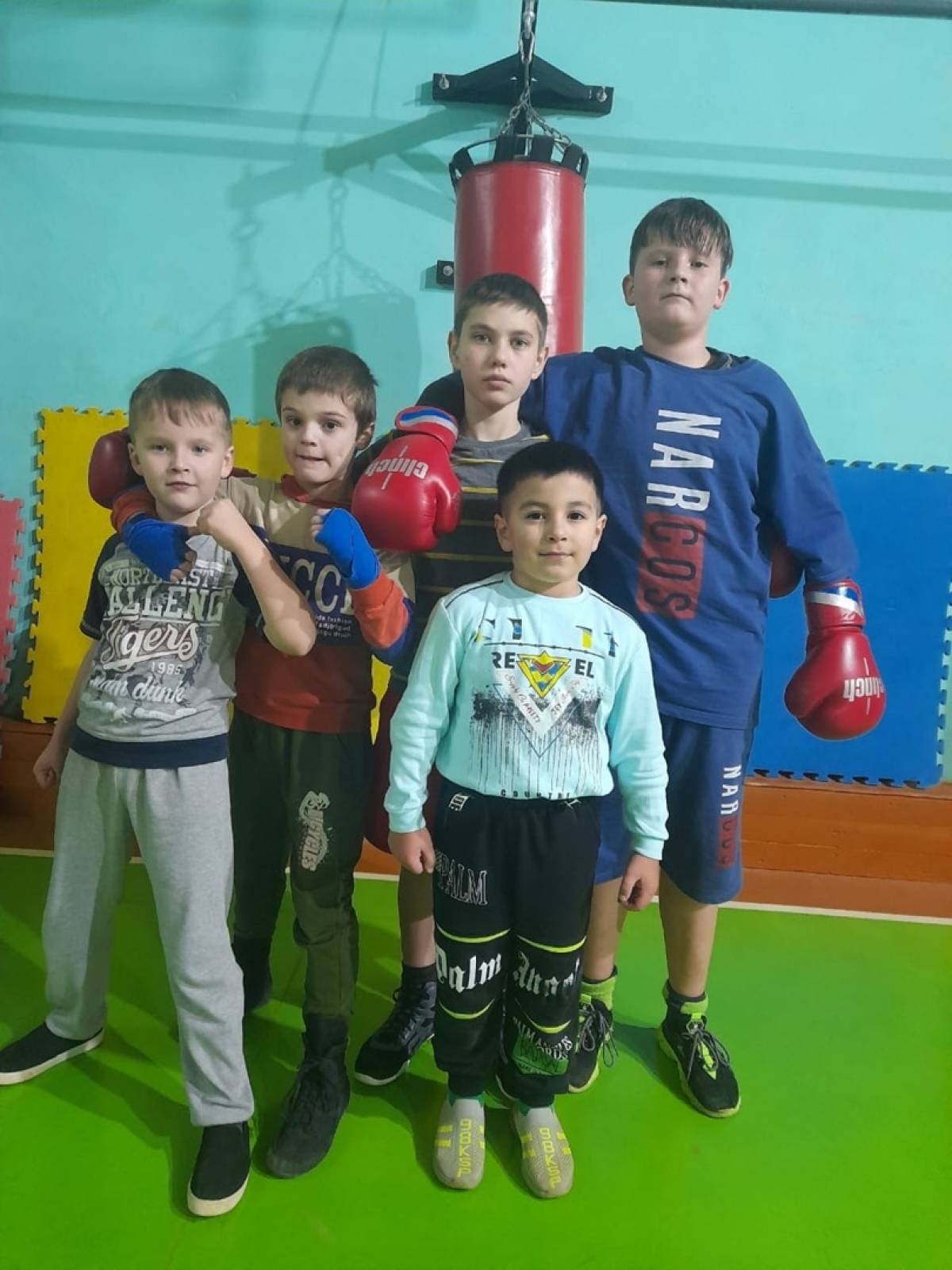 На фото – участники первой тренировки в школе бокса в 2024 году