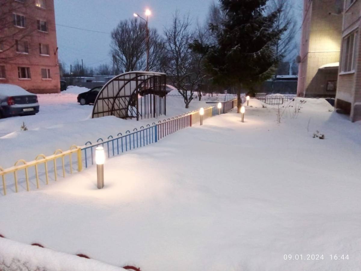 Декоративные фонари и всесезонная велопарковка с навесом от дождя и снега на территории ТОС «Для людей»