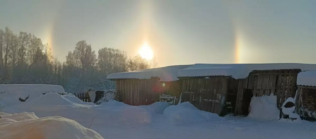 Вертикальное свечение зимней радуги в деревни Большие Тальцы