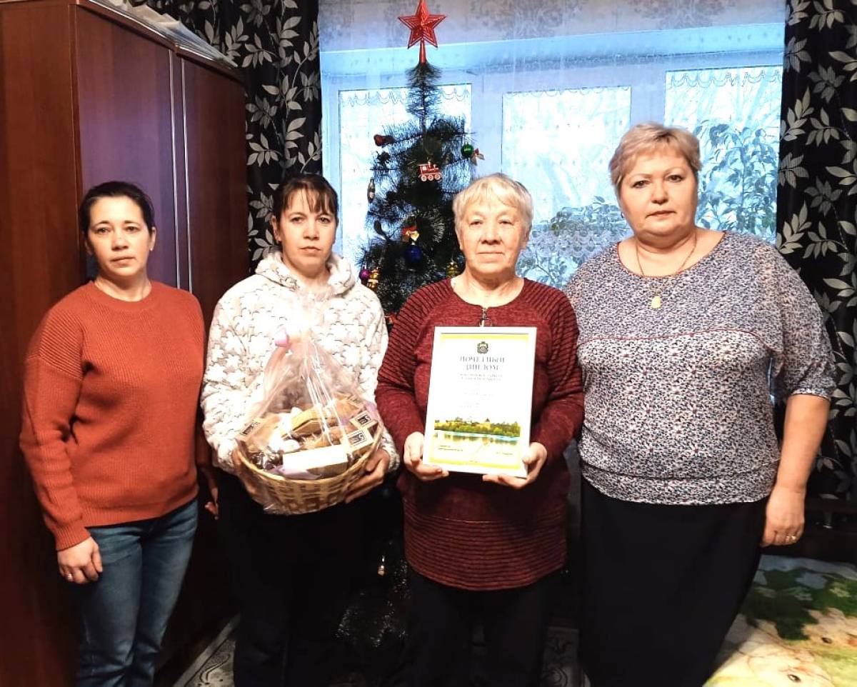 Жительница Поддорского района Нина Григорьева награждена Дипломом многодетной матери Новгородской области