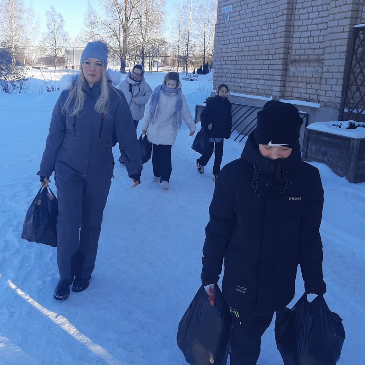 В деревне Лесная Новгородского района волонтёры доставили ветеранам овощи от фермеров