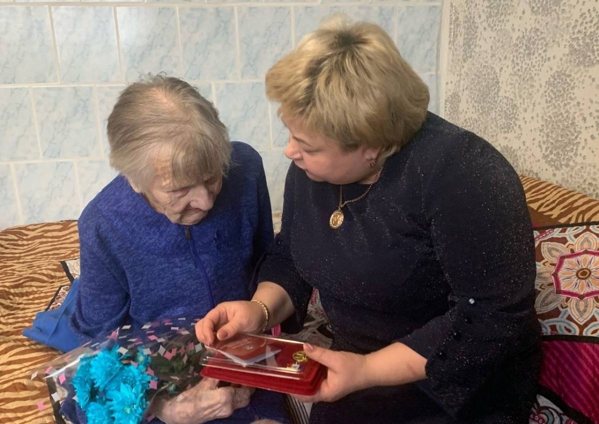 Участнице Великой Отечественной войны из Солецкого округа вручили памятную медаль