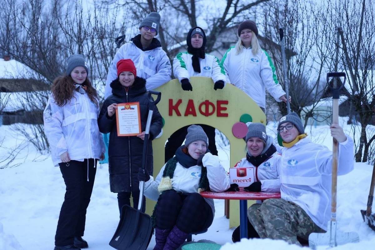 Отряд Софийского десанта «Духовец»  каждый год помогает детскому саду № 1 «Огонёк» в Любытине