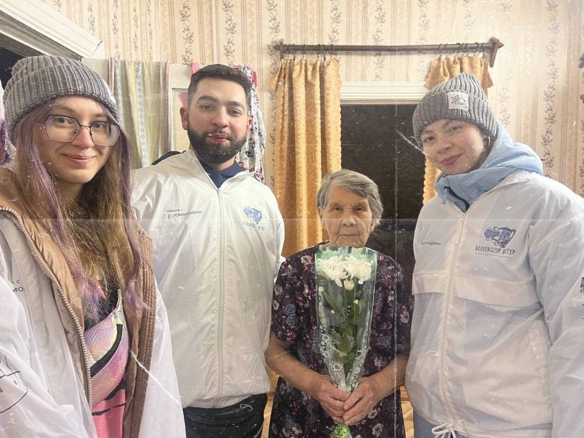 В Чудовском районе волонтёры отряда «Волховский ветер» кололи дрова, поздравили ветеранов и помогли школе подготовится к капремонту