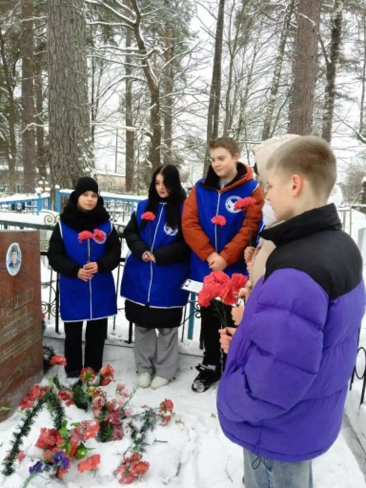 Школьники возлагают цветы к могиле Михаила Смирнова