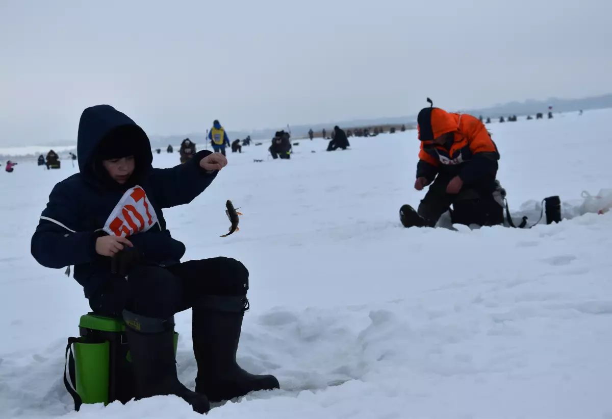 На озере Меглино-Бродская Лахта в Пестовском округе прошли соревнования по ловле рыбы