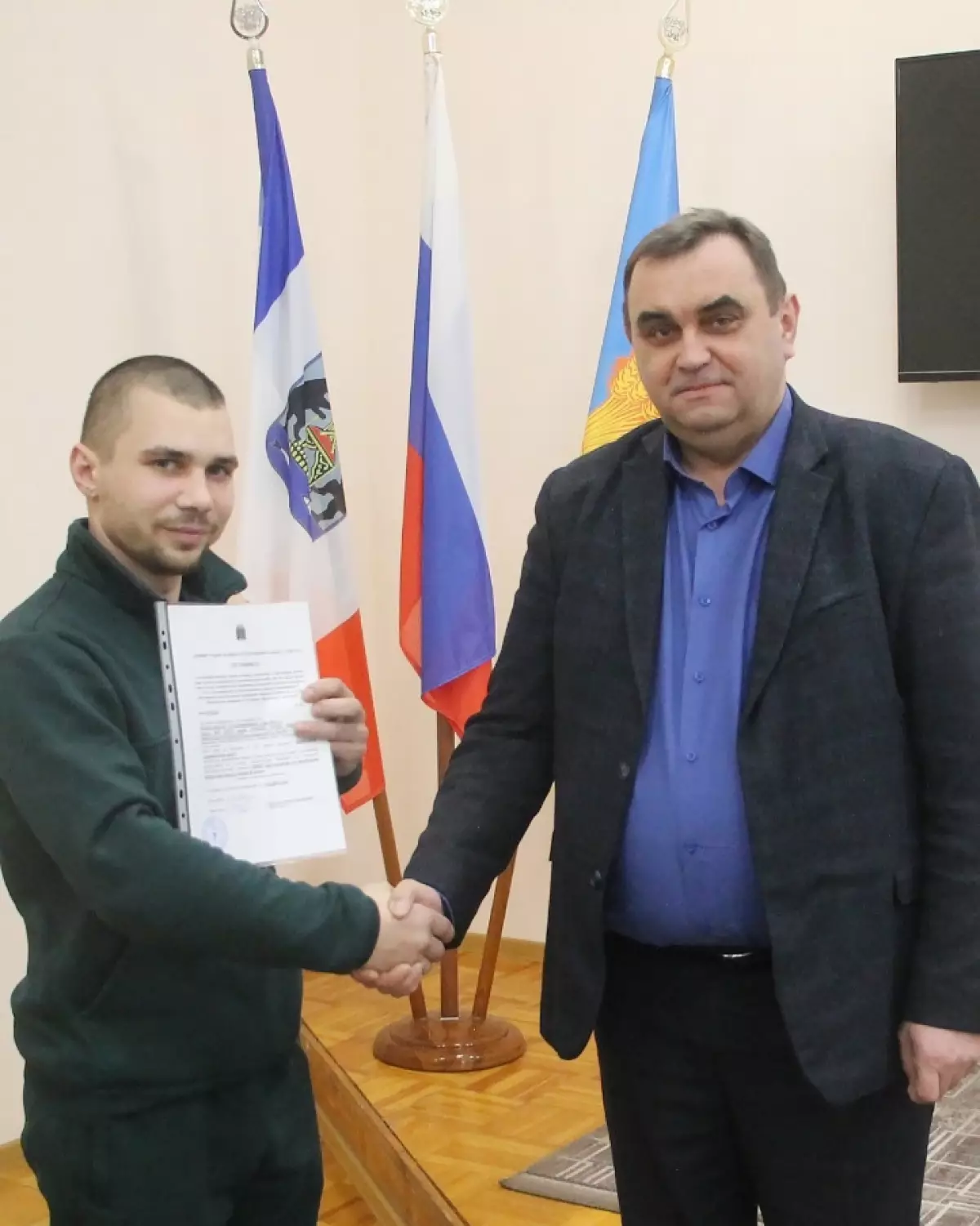 Андрей Сапогов вручил первый жилищный сертификат на жильё Алексею Бузову