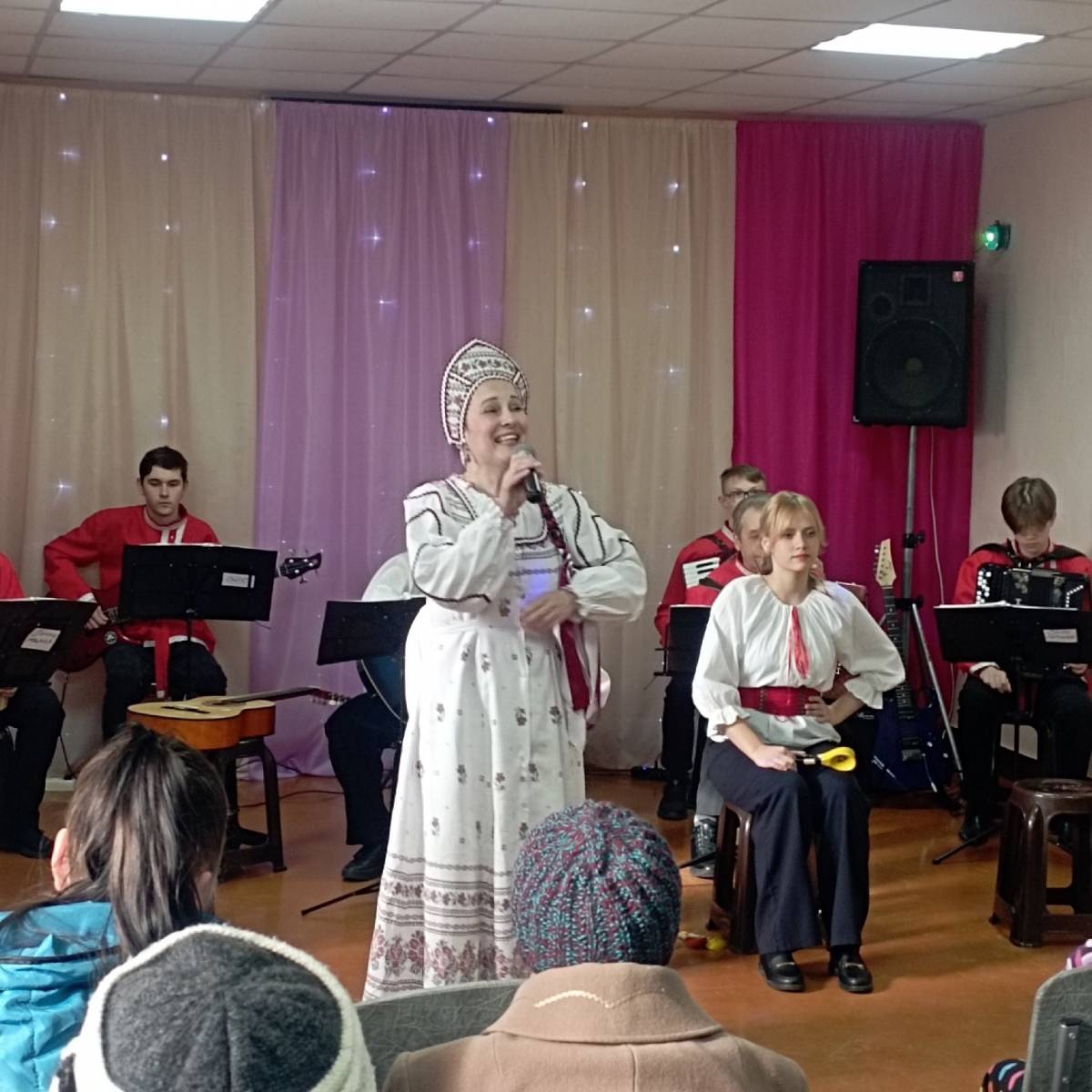 Ансамбль ложкарей из Новгородского района даёт концерты в сельских домах культуры