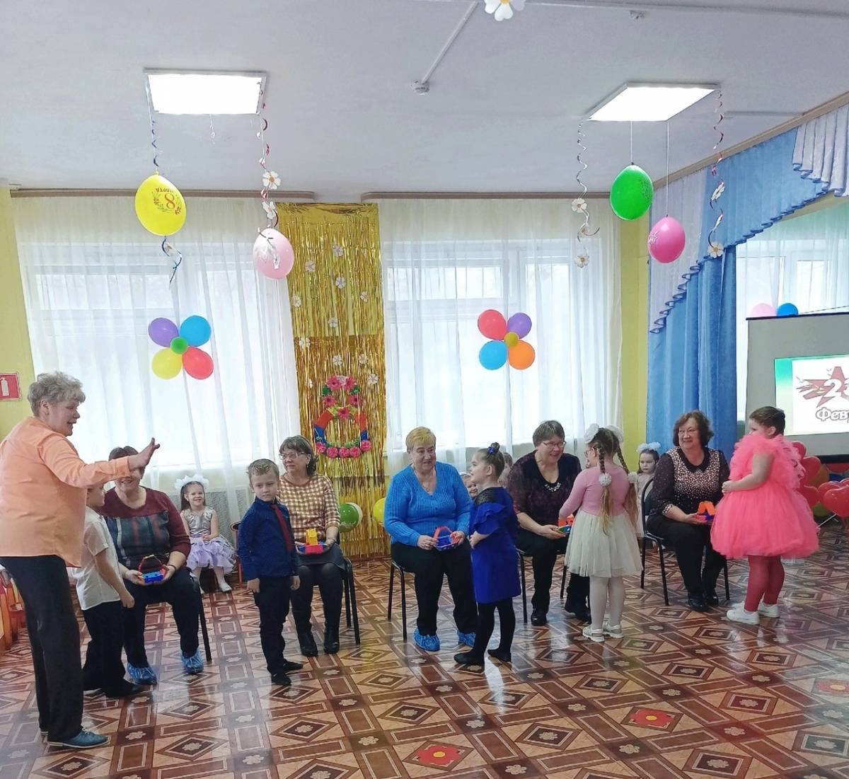 Дети и взрослые  маловишерского детсада «Колокольчик» весну в этом году встретили по-новому
