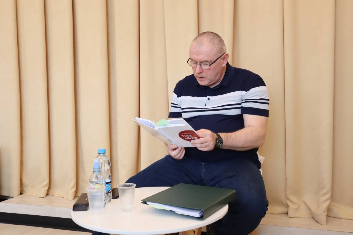 Подмосковный поэт Вячеслав Кузьмин представил третий сборник своих стихов Любытинской библиотеке