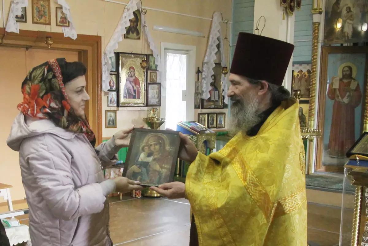 Старинную икону Владимирской Божией Матери передали в Крестовоздвиженский храм