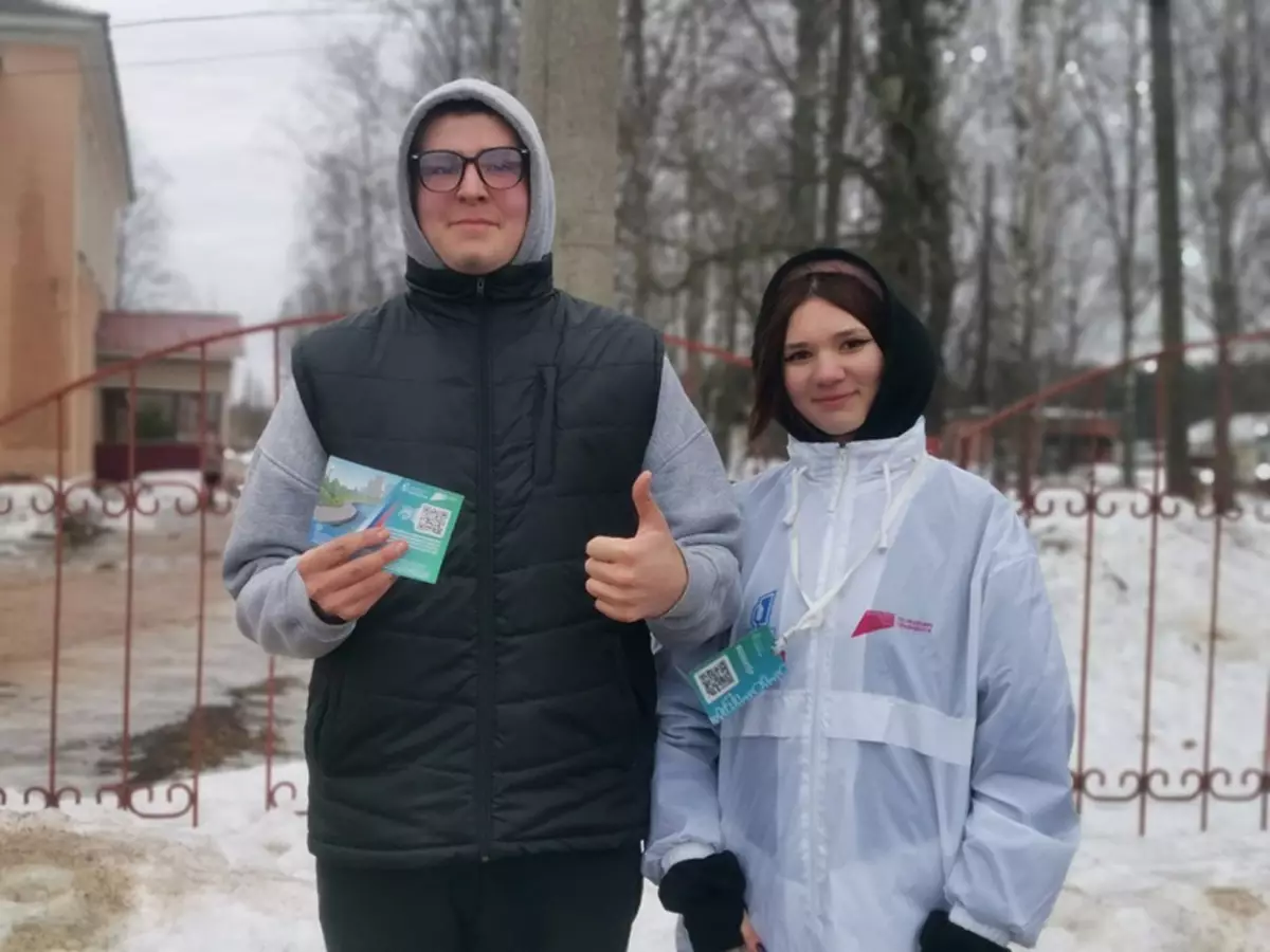 Волонтеры информируют жителей Новгородской области о ФКГС и помогают голосовать