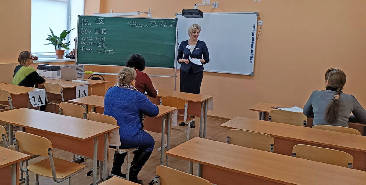 В Хвойной родители сели за школьные парты, чтобы сдать ЕГЭ