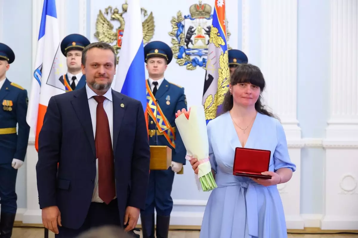 Медсестру из Любытинского района наградили медалью Луки Крымского