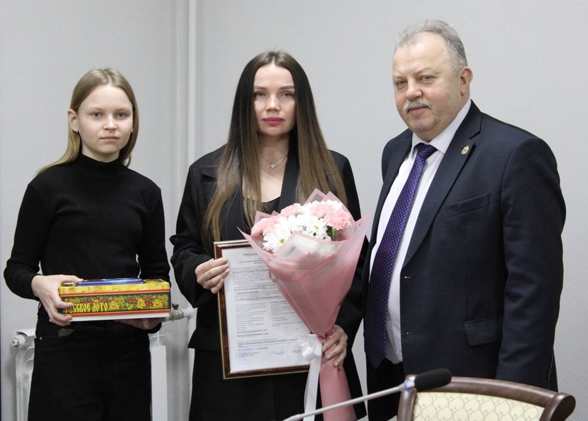 Свидетельство на получение социальных выплат для строительства и приобретения жилья в сельской местности Кристине Долотовой вручил министр сельского хозяйства Виктор Витвицкий