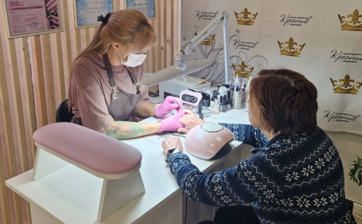 Окуловский КЦСО подписал первые 10 социальных контрактов в текущем году