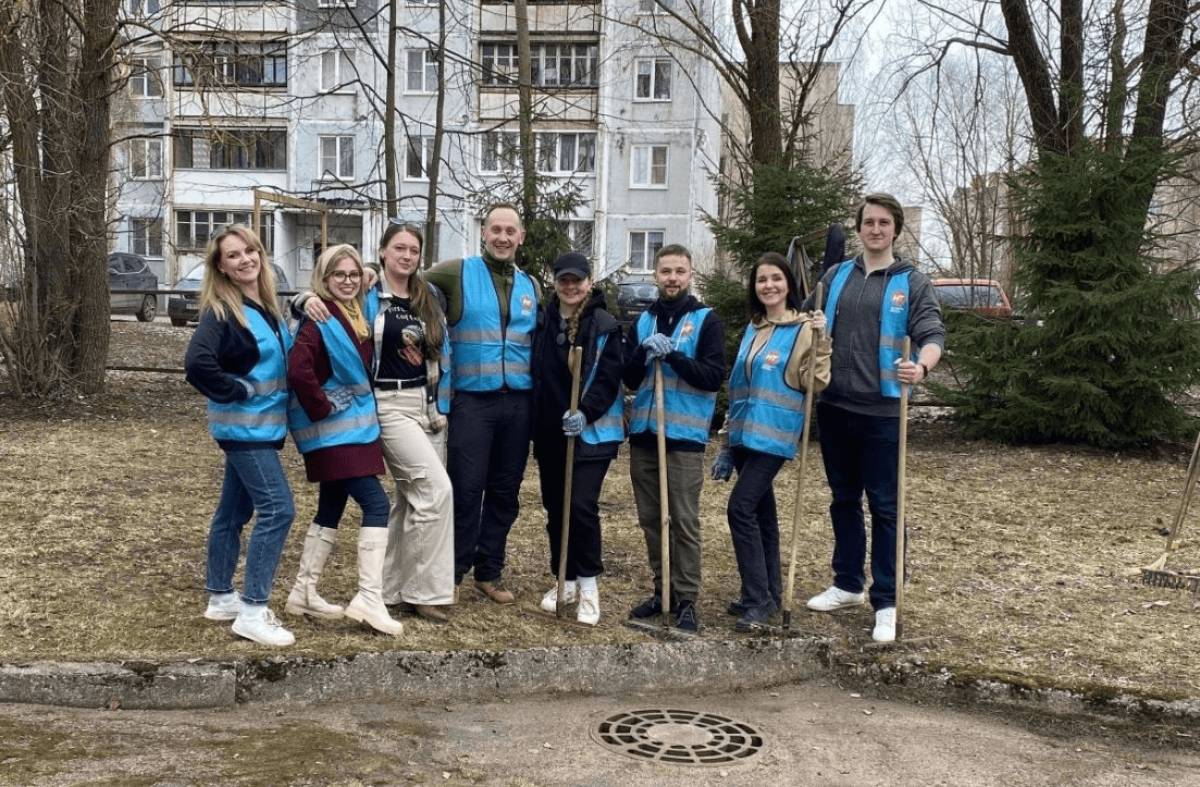 Команда Новгородского областного телевидения привела в порядок уличную территорию детского сада «Радуга»