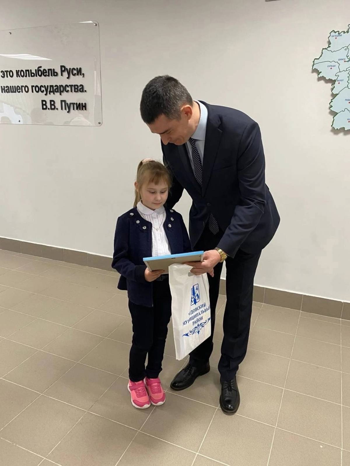 Второклассница из Чудова навела порядок у памятника железнодорожникам, погибшим в годы Великой Отечественной войны