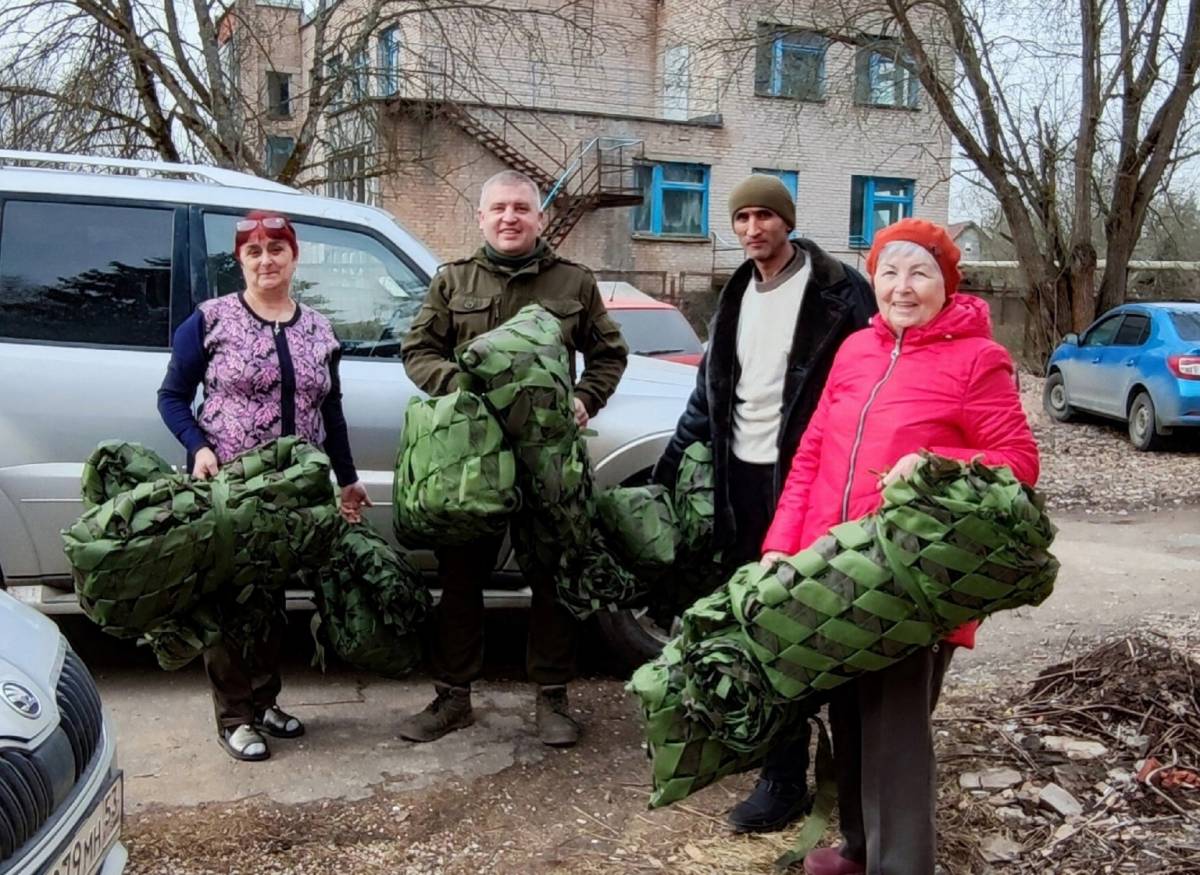 Жители деревни Сергово Новгородского района отправили на передовую 20 маскировочных сетей