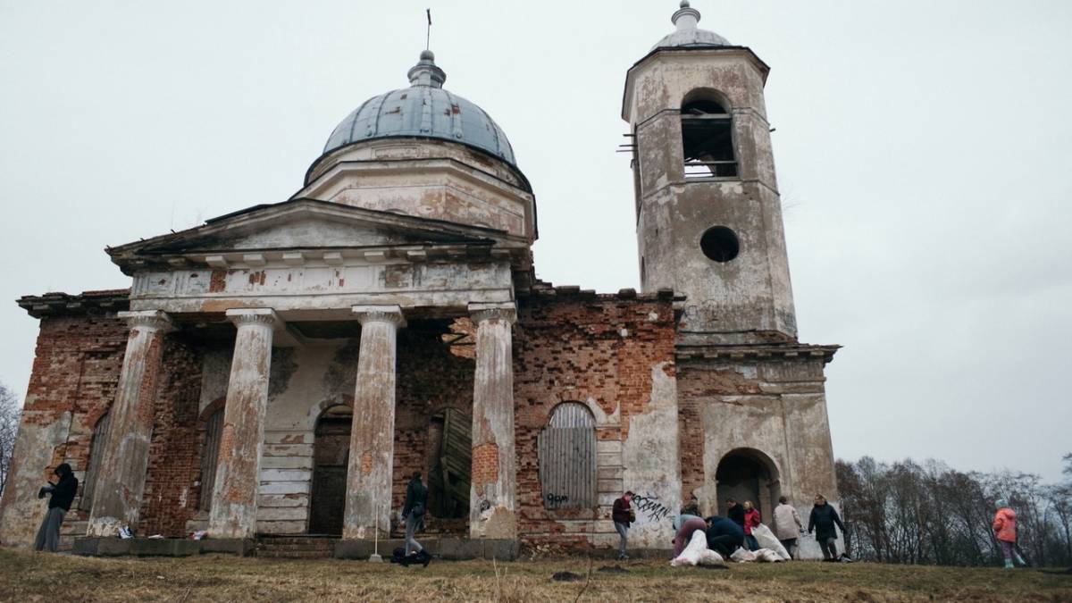 В селе Бронница Новгородского района добровольцы провели субботник в разрушенном храме