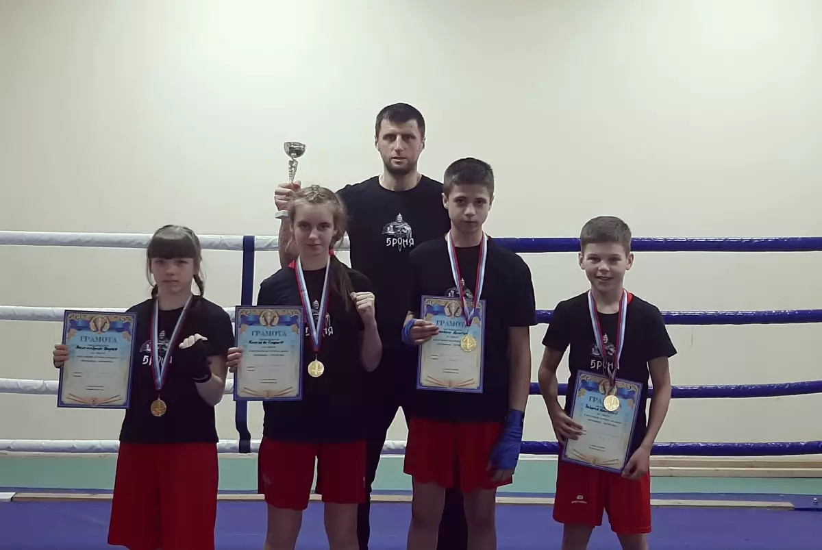 Начинающие боксёры из села Бронница защищают честь Новгородского района на турнирах Северо-Запада