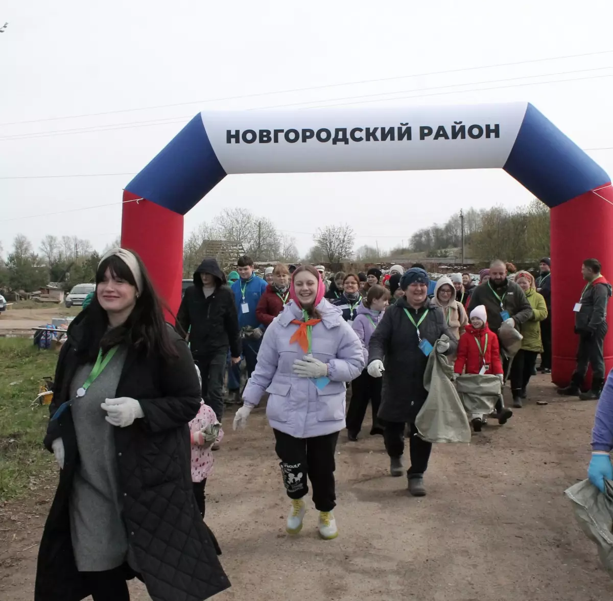 В селе Бронница состоялись первые в Новгородском районе соревнования по сбору и сортировке мусора «Чистые Игры»