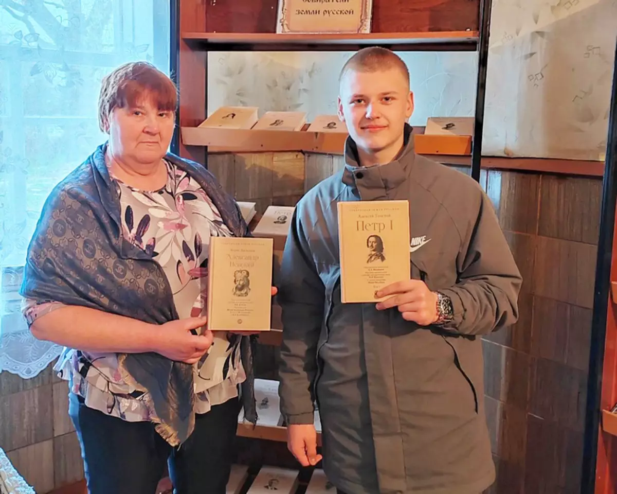 В Новорусскую сельскую библиотеку поступила уникальная серия книг «Собиратели Земли Русской»