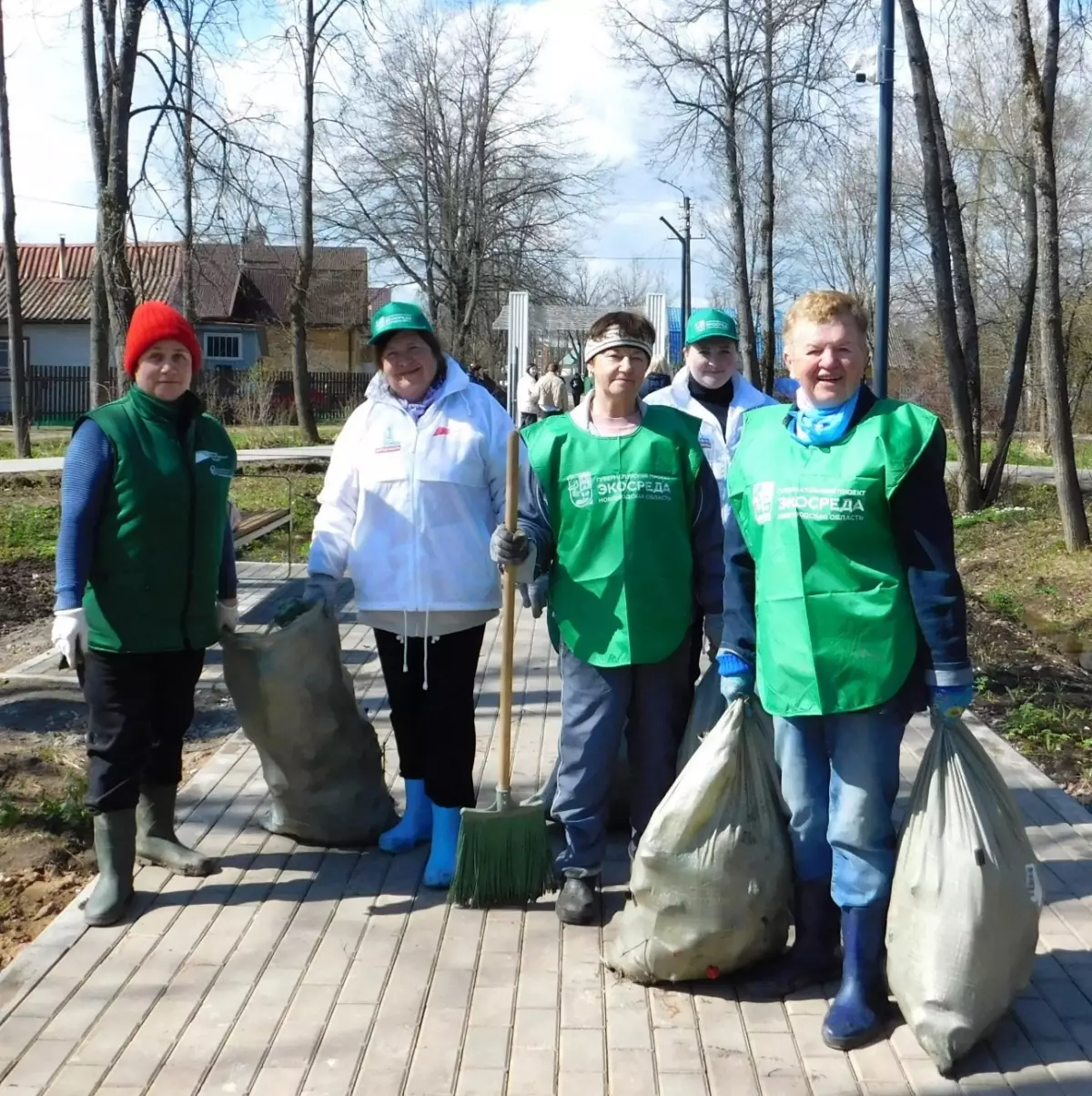 Серебряные волонтёры из Чудова наводили порядок в обновлённом городском парке.