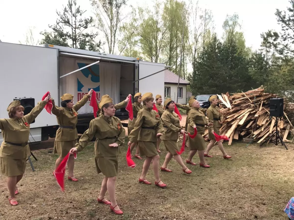Выездная «фронтовая бригада» Марёвского РДК выступила с концертом перед поисковиками, работавшими в рамках Вахты памяти